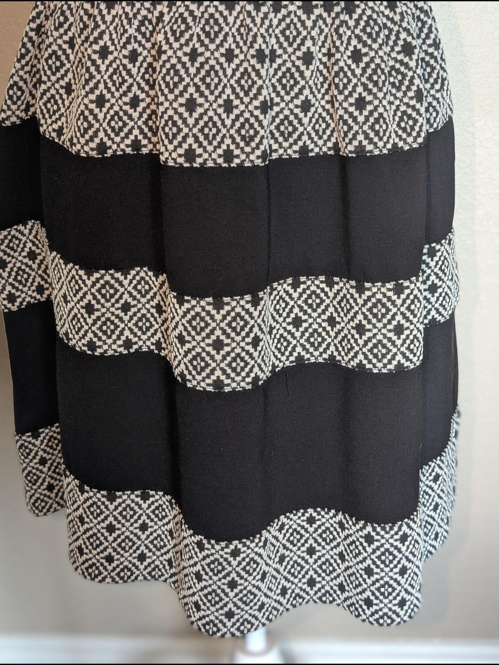 Sleeveless Black & White Midi Dress with Geometric Stripe Design - Picture 4 of 6